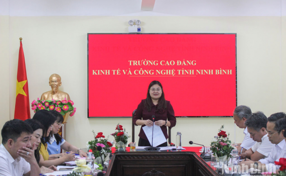 Đồng ch&iacute; Ph&oacute; Chủ tịch UBND tỉnh H&agrave; Lan Anh l&agrave;m việc với Trường Cao đẳng Kinh tế v&agrave; C&ocirc;ng nghệ tỉnh Ninh B&igrave;nh