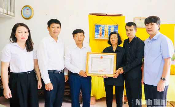 Truy tặng Bằng khen của Chủ tịch UBND tỉnh cho đồng ch&iacute; Nguyễn Trọng Khải, x&atilde; Giao Thủy c&oacute; h&agrave;nh động dũng cảm qu&ecirc;n m&igrave;nh cứu người đang gặp nguy hiểm