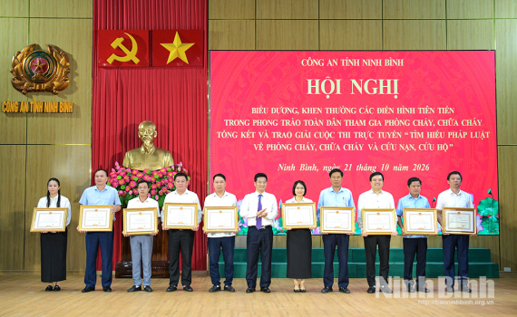Biểu dương, khen thưởng điển h&igrave;nh ti&ecirc;n tiến trong phong tr&agrave;o to&agrave;n d&acirc;n tham gia PCCC v&agrave; CNCH