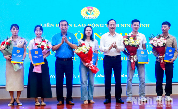 C&ocirc;ng bố Quyết định th&agrave;nh lập 16 C&ocirc;ng đo&agrave;n cơ sở trong c&aacute;c Khu c&ocirc;ng nghiệp khu vực Nam Định