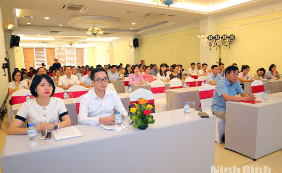 Tập huấn, bồi dưỡng nghiệp vụ c&ocirc;ng t&aacute;c quản l&yacute;, khai th&aacute;c v&agrave; x&acirc;y dựng phương &aacute;n gi&aacute; dịch vụ sử dụng diện t&iacute;ch b&aacute;n h&agrave;ng tại chợ