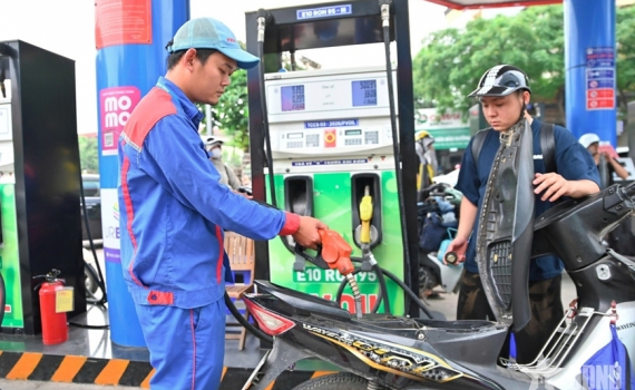 Từ 15 giờ h&ocirc;m nay (29-10), gi&aacute; xăng dầu trong nước điều chỉnh tăng