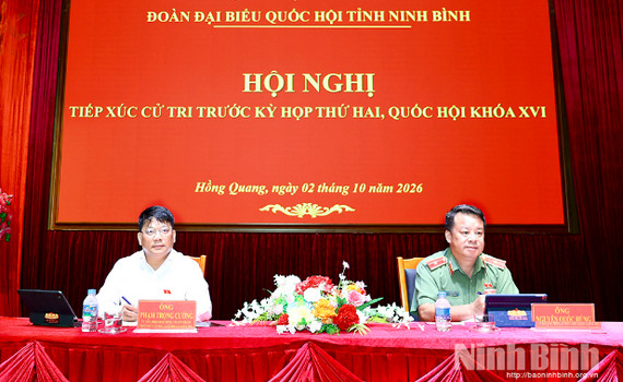Đo&agrave;n đại biểu Quốc hội tỉnh tiếp x&uacute;c cử tri trước Kỳ họp thứ Hai, Quốc hội kh&oacute;a XVI tại phường Hồng Quang