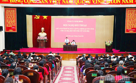 Thường trực Tỉnh ủy đối thoại với c&aacute;n bộ, hội vi&ecirc;n phụ nữ