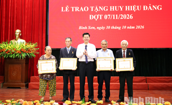 Đảng ủy c&aacute;c x&atilde; B&igrave;nh Sơn, T&acirc;n Thanh tổ chức Lễ trao tặng Huy hiệu Đảng đợt 7/11/2026