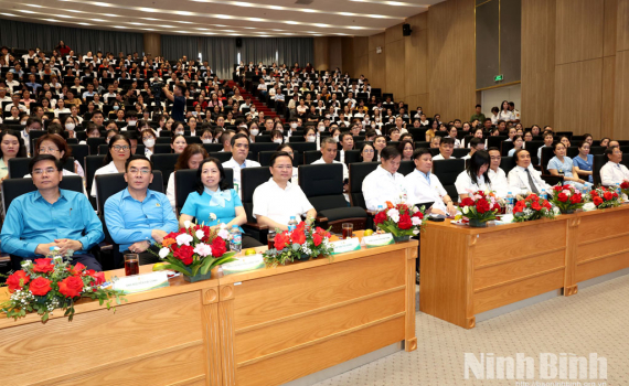 Đồng ch&iacute; Chủ tịch Tổng Li&ecirc;n đo&agrave;n Lao động Việt Nam Nguyễn Anh Tuấn thăm, động vi&ecirc;n đo&agrave;n vi&ecirc;n, người lao động tại Bệnh viện Bạch Mai cơ sở Ninh B&igrave;nh