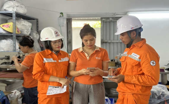 C&ocirc;ng ty Điện lực Ninh B&igrave;nh đẩy mạnh c&agrave;i đặt ứng dụng EVN CSKH &ndash; n&acirc;ng cao trải nghiệm kh&aacute;ch h&agrave;ng