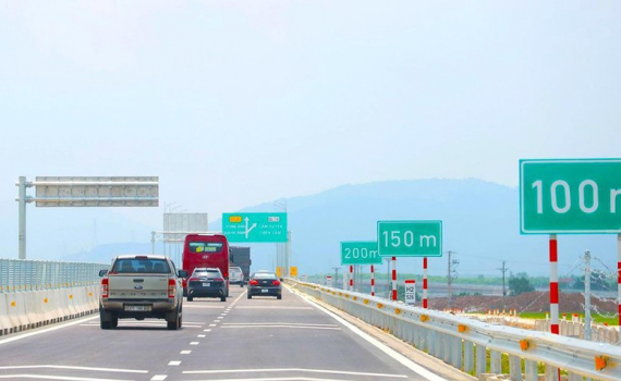 7 tuyến cao tốc phải bổ sung biển b&aacute;o khoảng c&aacute;ch an to&agrave;n trước ng&agrave;y 31/10