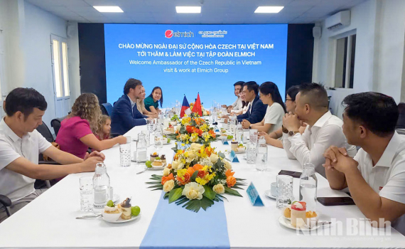 Đại sứ Cộng h&ograve;a S&eacute;c thăm v&agrave; l&agrave;m việc tại Nh&agrave; m&aacute;y Elmich