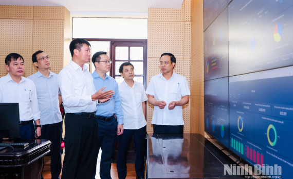 C&aacute;c đồng ch&iacute; Thường trực Tỉnh ủy kiểm tra, khảo s&aacute;t Trung t&acirc;m Gi&aacute;m s&aacute;t, điều h&agrave;nh th&ocirc;ng minh (IOC) v&agrave; Ứng dụng C&ocirc;ng d&acirc;n số NinhBinh-S