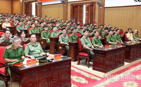 C&ocirc;ng an tỉnh c&ocirc;ng bố Quyết định th&agrave;nh lập Trung đo&agrave;n Cảnh s&aacute;t Cơ động dự bị chiến đấu v&agrave; triển khai c&ocirc;ng t&aacute;c huấn luyện năm 2026