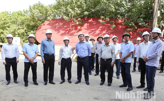Đồng ch&iacute; B&iacute; thư Tỉnh ủy Trần Huy Tuấn khảo s&aacute;t v&agrave; l&agrave;m việc về t&igrave;nh h&igrave;nh ph&aacute;t triển ng&agrave;nh c&ocirc;ng nghiệp đ&oacute;ng t&agrave;u tr&ecirc;n địa b&agrave;n tỉnh