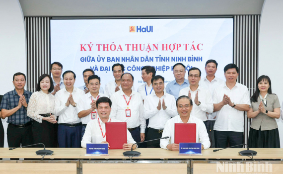 K&yacute; thoả thuận hợp t&aacute;c giữa UBND tỉnh Ninh B&igrave;nh v&agrave; Đại học C&ocirc;ng nghiệp H&agrave; Nội