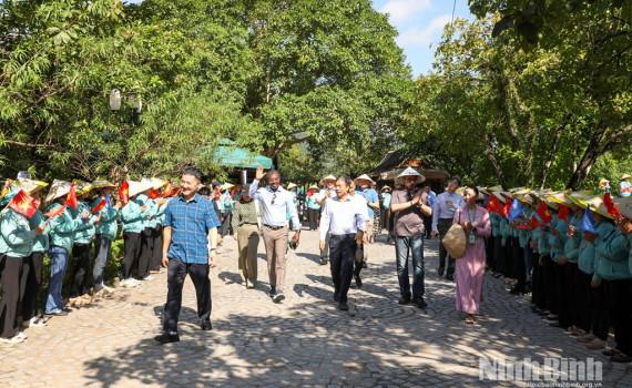Đo&agrave;n c&ocirc;ng t&aacute;c Trung t&acirc;m Di sản Thế giới UNESCO tham quan, khảo s&aacute;t Quần thể danh thắng Tr&agrave;ng An