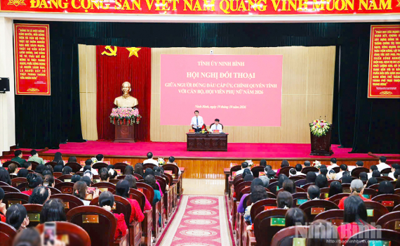 Thường trực Tỉnh ủy đối thoại với c&aacute;n bộ, hội vi&ecirc;n phụ nữ