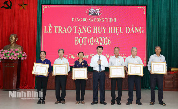 X&atilde; Đồng Thịnh trao tặng Huy hiệu Đảng v&agrave; triển khai nhiệm vụ trọng t&acirc;m những th&aacute;ng cuối năm 2026