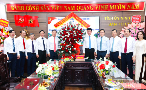 C&aacute;c đồng ch&iacute; Thường trực Tỉnh ủy ch&uacute;c mừng ng&agrave;y truyền thống c&aacute;c cơ quan tham mưu, gi&uacute;p việc Tỉnh ủy