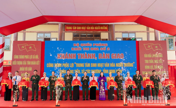 Kh&aacute;nh th&agrave;nh, b&agrave;n giao Trung t&acirc;m sinh hoạt văn h&oacute;a người Mường