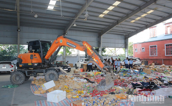 Ninh B&igrave;nh ti&ecirc;u hủy h&agrave;ng h&oacute;a vi phạm trị gi&aacute; tr&ecirc;n 685 triệu đồng