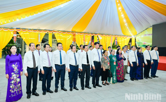 D&acirc;ng hương tưởng niệm Chủ tịch Hồ Ch&iacute; Minh v&agrave; c&aacute;c Anh h&ugrave;ng liệt sĩ, Mười nữ d&acirc;n qu&acirc;n ph&aacute;o ph&ograve;ng kh&ocirc;ng Lam Hạ