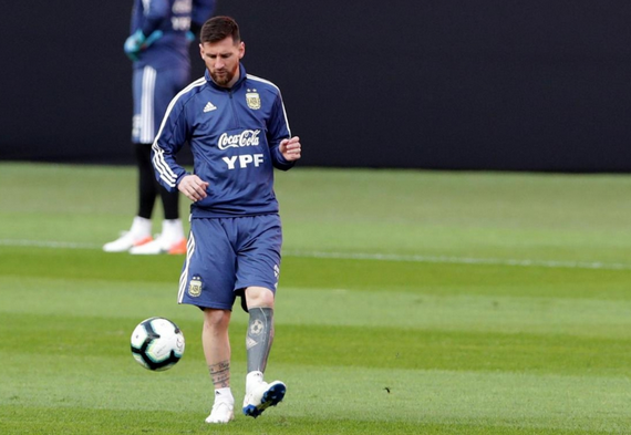 Chấn thương là điều không ai mong muốn, thậm chí với những cầu thủ như Messi. Tuy nhiên, hình ảnh này sẽ giúp bạn hiểu hơn về sự nỗ lực và sự kiên trì mạnh mẽ của anh ta để vượt qua chấn thương.