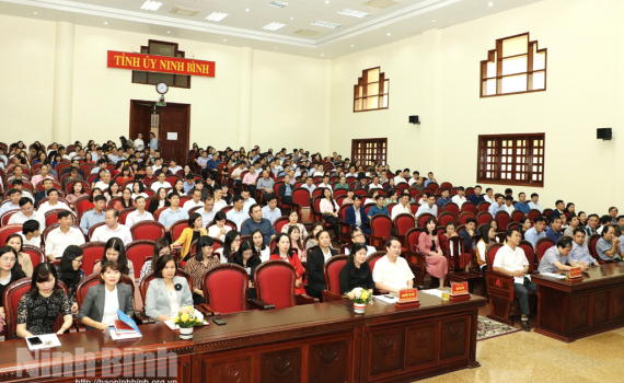 Bồi dưỡng, cập nhật kiến thức cho c&ocirc;ng chức, vi&ecirc;n chức, l&atilde;nh đạo, quản l&yacute; thuộc đối tượng 4