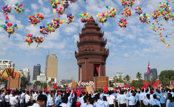 Campuchia kỷ niệm ho&agrave;nh tr&aacute;ng Quốc kh&aacute;nh thứ 67 giữa đại dịch Covid-19