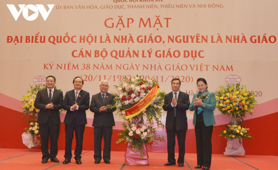 Chủ tịch Quốc hội gặp c&aacute;c đại biểu Quốc hội l&agrave; nh&agrave; gi&aacute;o, nguy&ecirc;n nh&agrave; gi&aacute;o