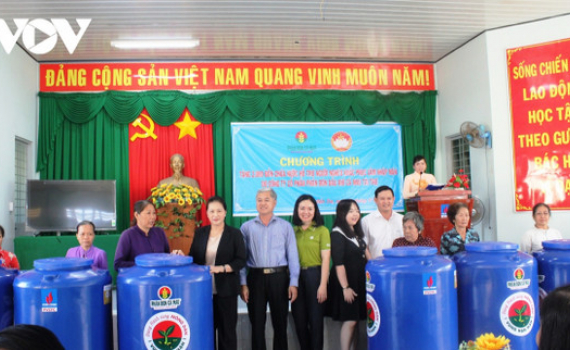 Chủ tịch Quốc hội trao 2.000 bồn chứa nước cho người d&acirc;n Bến Tre