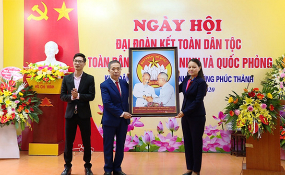 ​​​Đồng ch&iacute; B&iacute; thư Tỉnh ủy dự Ng&agrave;y hội Đại đo&agrave;n kết tại phố Ph&uacute;c Ninh, phường Ph&uacute;c Th&agrave;nh, TP. Ninh B&igrave;nh