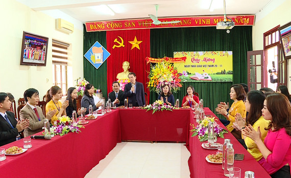 Đồng ch&iacute; B&ugrave;i Ho&agrave;ng H&agrave; thăm, ch&uacute;c mừng nh&acirc;n ng&agrave;y Nh&agrave; gi&aacute;o Việt Nam