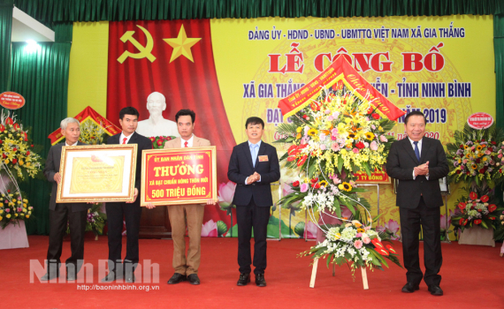 Gia Thắng đ&oacute;n Bằng c&ocirc;ng nhận x&atilde; đạt chuẩn n&ocirc;ng th&ocirc;n mới