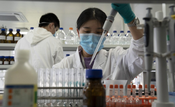 Hungary c&oacute; thể l&agrave; quốc gia đầu ti&ecirc;n của EU c&oacute; vaccine Covid-19