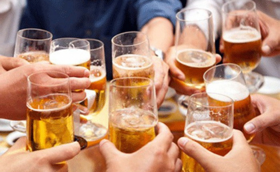 Phạt sếp để nh&acirc;n vi&ecirc;n uống rượu, bia trong giờ l&agrave;m việc: Ai gi&aacute;m s&aacute;t, ai phạt?