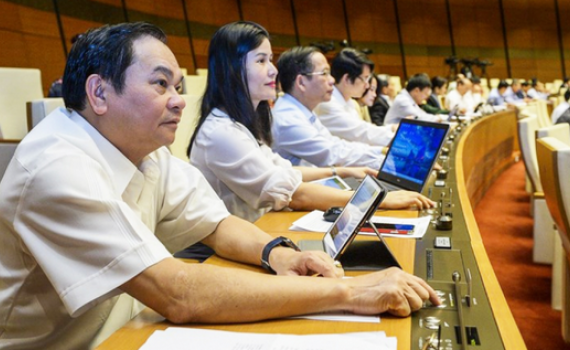​Quốc hội th&ocirc;ng qua Luật Cư tr&uacute;: Sổ hộ khẩu chỉ được d&ugrave;ng đến 2022