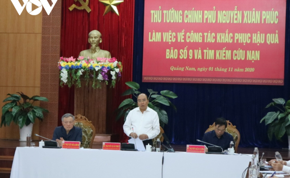 Thủ tướng: Kh&ocirc;ng để người d&acirc;n v&ugrave;ng b&atilde;o lũ l&acirc;m cảnh m&agrave;n trời chiếu đất