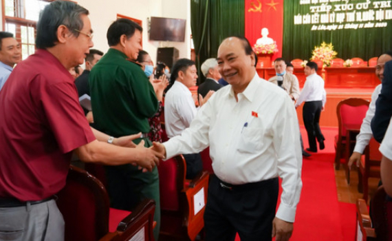 Thủ tướng Nguyễn Xu&acirc;n Ph&uacute;c tiếp x&uacute;c cử tri Hải Ph&ograve;ng