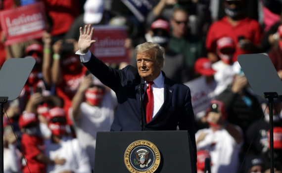 Tổng thống Donald Trump &ldquo;bứt ph&aacute;&rdquo; tại c&aacute;c bang chiến địa