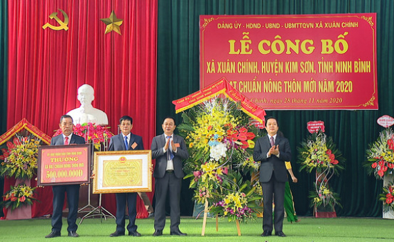 X&atilde; Xu&acirc;n Ch&iacute;nh đ&oacute;n Bằng c&ocirc;ng nh&acirc;n x&atilde; đạt chuẩn N&ocirc;ng th&ocirc;n mới 