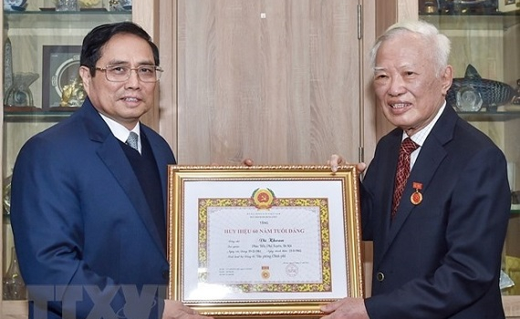 Thủ tướng Phạm Minh Ch&iacute;nh trao tặng nguy&ecirc;n Ph&oacute; Thủ tướng Vũ Khoan Huy hiệu 60 năm tuổi Đảng
