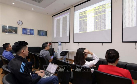 Chứng kho&aacute;n h&ocirc;m nay (20-11): Lo ngại rủi ro sau phi&ecirc;n chứng kho&aacute;n gần 2,5 tỷ USD