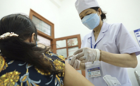 R&uacute;t ngắn khoảng c&aacute;ch giữa 2 mũi ti&ecirc;m vắc xin Covid-19 như thế n&agrave;o th&igrave; ph&ugrave; hợp?