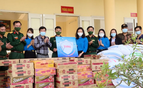 Hội LHPN tỉnh tặng qu&agrave; cho người d&acirc;n bị ảnh hưởng do dịch Covid-19