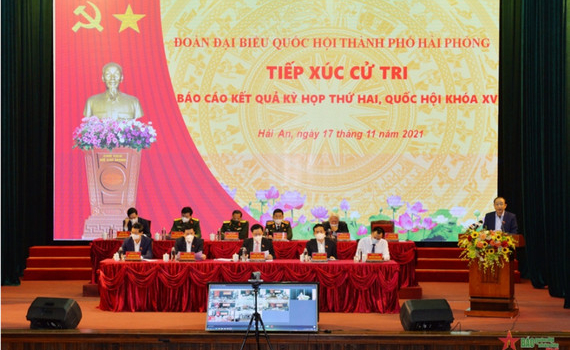 Chủ tịch Quốc hội Vương Đ&igrave;nh Huệ tiếp x&uacute;c cử tri tại Hải An, Hải Ph&ograve;ng
