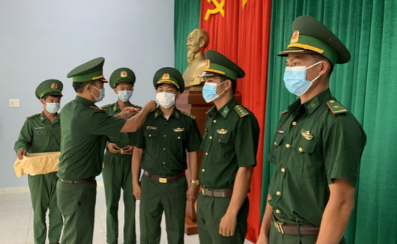 Quy định về phong, thăng qu&acirc;n h&agrave;m đối với sĩ quan hiện nay ra sao?