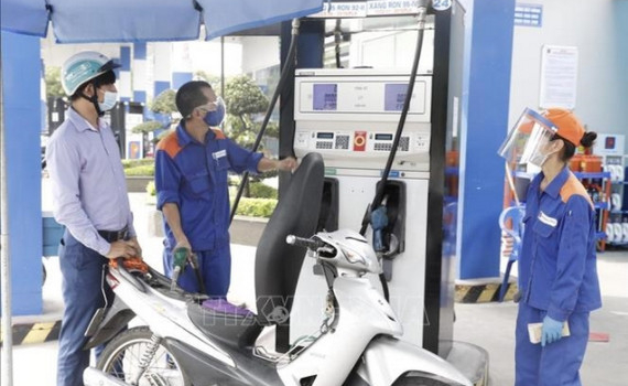 Gi&aacute; xăng dầu h&ocirc;m nay (17-11) tiếp tục giảm trong bối cảnh đồng USD tăng mạnh