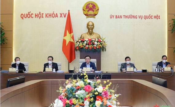 Chủ tịch Quốc hội Vương Đ&igrave;nh Huệ chủ tr&igrave; cuộc l&agrave;m việc về 5 vấn đề tr&igrave;nh Quốc hội tại Kỳ họp bất thường