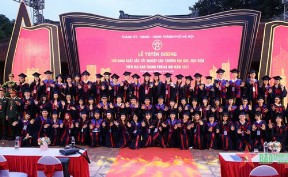Th&agrave;nh đo&agrave;n H&agrave; Nội vinh danh 90 thủ khoa xuất sắc