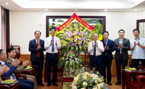 C&aacute;c đồng ch&iacute; l&atilde;nh đạo tỉnh thăm, ch&uacute;c mừng ng&agrave;y Nh&agrave; gi&aacute;o Việt Nam 20/11