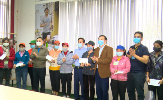 LĐLĐ tỉnh trao tiền hỗ trợ cho đo&agrave;n vi&ecirc;n c&ocirc;ng đo&agrave;n bị ảnh hưởng bởi dịch Covid-19